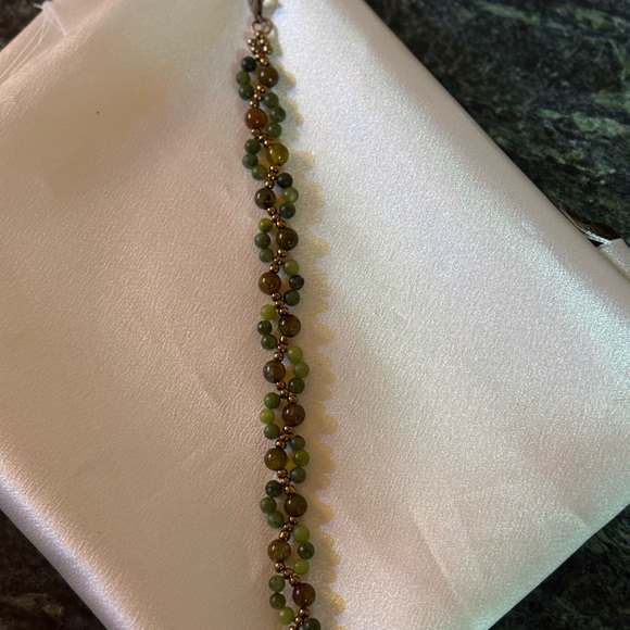 Green jade & reddish brown agate bracelet with gold tone accent beads 7.5 inches - Picture 4 of 6